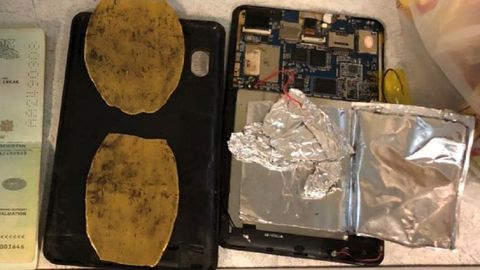 Тошкентдан Деҳлига йўл олган шахс планшет орасида қуйма тиллалар олиб ўтишга уринди