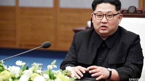 Kim Chen In rafiqasini suratga tushirmoqchi bo‘lgan fotosuratchini itarib yubordi (video)