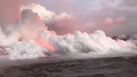 Gavayida lava oqimi okeanga yetib bordi (video)