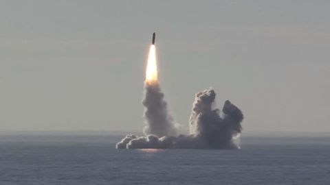 Rossiya “Yuriy Dolgorukiy” suvosti kreyseridan “Bulava” ballistik raketalarini uchirdi (video)