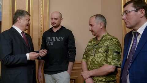 Украина президенти «қайта тирилган» Бабченко билан учрашди