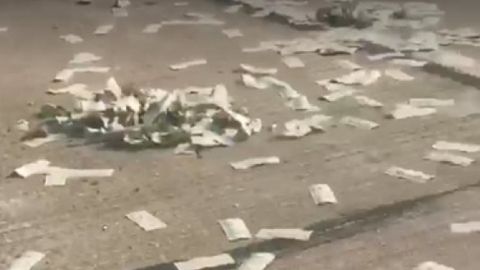 АҚШда зирҳли автомобилдан бир неча қоп пул тушиб қолди