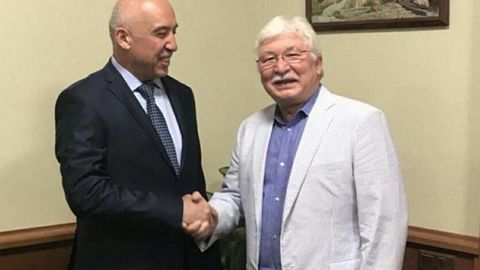 AQShda besh marotaba yil shifokori deb topilgan nukuslik Joldas Quljonov O‘zbekistonga keldi