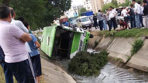 Тошкентда автобус каналга тушиб кетди (видео)