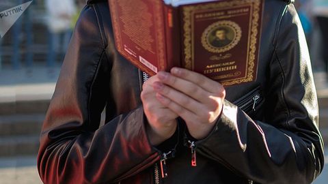 Ўзбекистонлик шеърхонлар Пятигорскда кўча шеърияти марафонида қатнашди