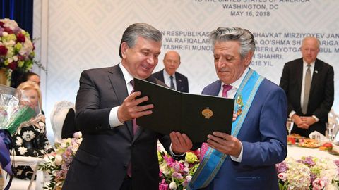 Shavkat Mirziyoyev AQShda o‘zbek maqom ansamblining sobiq xonandasi Izro Malakovga “O‘zbekiston xalq artisti” unvonini topshirdi