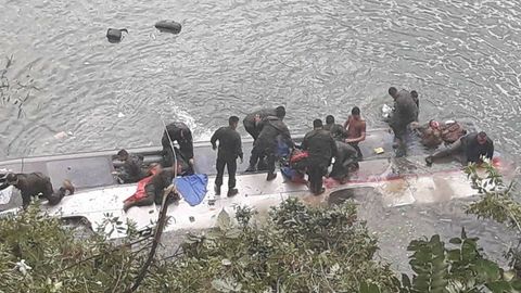 Harbiylar avtobusi Chili janubidagi ko‘lga qulab ketdi