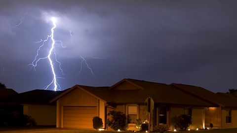 Floridada yashin urishi oqibatida bir ayol halok bo‘ldi va bir erkak og‘ir jarohatlandi