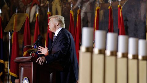 Дональд Трамп Арлингтондаги Номаълум аскар қабрига гулчамбар қўйди