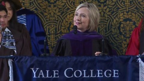 Ҳиллари Клинтон Йель университетининг битирув маросимида ноодатий қалпоқ кийиш анъанасини қўллаб-қувватлади (видео)