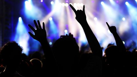 Фарғонадаги тунги клубда маст эркак рақс тушаётган қизни калтаклади