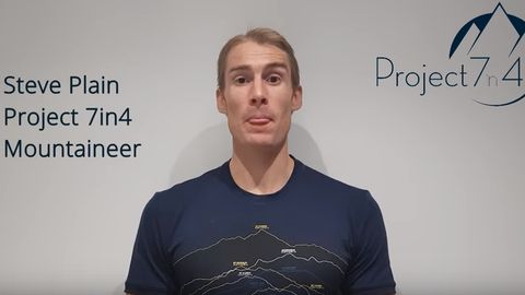 Умуртқасини синдириб олган австралиялик йигит оёққа туриб, 117 кунда энг баланд еттита чўққини забт этди