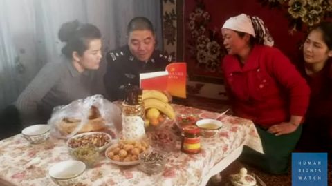 OAV: Xitoylik amaldorlar har ikki oyda musulmon oilalari bilan birga yashab, ularni kuzatmoqda (video)