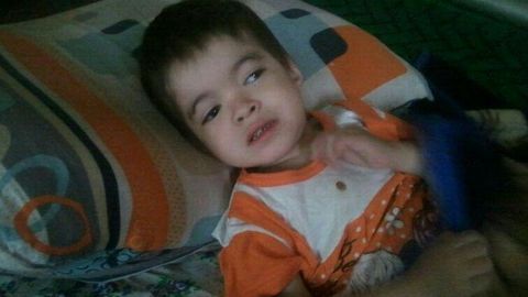 To‘rtga kirgan Madina bir yoshli go‘dakdek ko‘rinadi. Qizaloq yaxshilar ko‘magiga muhtoj