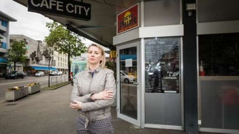 Франциядаги ресторанда ишсиз аёл янглишиб 7 минг доллар чойчақа қолдириб кетди