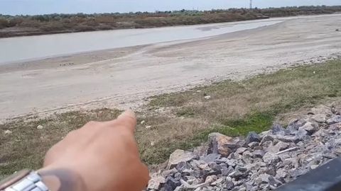 Қозоғистонлик блогер қуриб бораётган Сирдарё дарёсини видеога олди (видео)