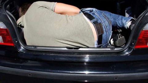 Қирғизистон фуқароси ўзбекистонликни машина юкхонасига яшириб, чегарадан олиб ўтмоқчи бўлди