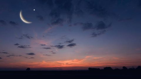 Рўза тутишни бошлаш ва тугатиш ҳилолни кўриш билан бўлур