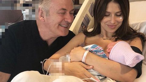 60 ёшли Голливуд актёри Алек Болдуин бешинчи марта ота бўлди