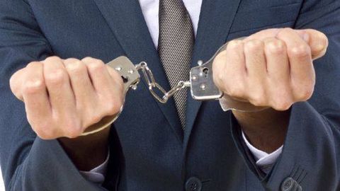 Тошкентда автомактабга бормасдан гувоҳнома олишга ёрдам бермоқчи бўлган шахс қўлга олинди