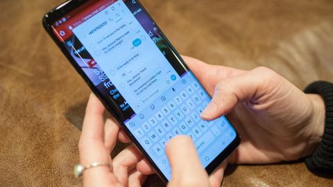Samsung smartfonlari foydalanuvchining barcha shaxsiy suratlarini tasodifiy kontaktga yubormoqda