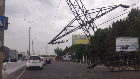 Toshkent shahrida elektr uzatish liniyasi ustuni quladi (video)