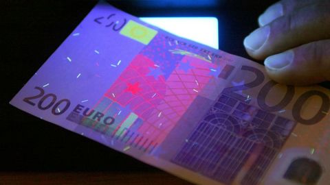 Ангренда доллар ўрнига сохта евро бериб кетган «банк ходими» қидирилмоқда