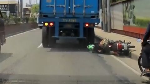 Yuk mashinasi erkakning boshini bosib o‘tgan va u tirik qolgan (video)