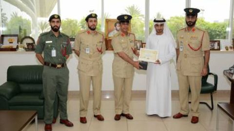 Dubaylik erkak bankomatda unutib qoldirilgan 3000 dirhamni egasiga qaytardi