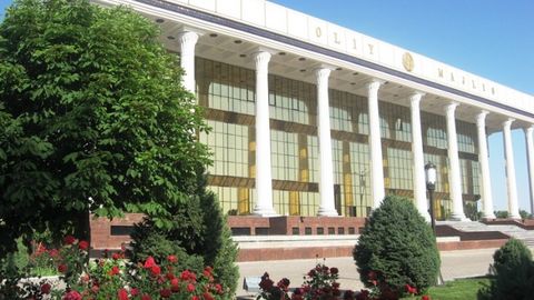 Ўзбекистонда чилим ва электрон сигареталарни чекишни чеклаш муҳокама қилинмоқда