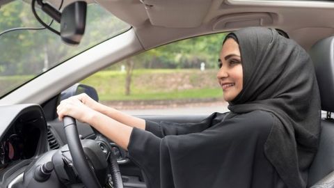 Saudiya Arabistonida 10 nafar ayolga haydovchilik guvohnomasi berildi
