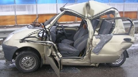 Navoiyda Matiz beton to‘siqqa borib urildi. Haydovchi va yo‘lovchi halok bo‘ldi