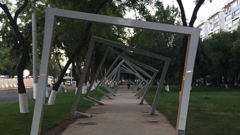 Foto: Toshkentdagi noodatiy piyodalar yo‘lakchasi