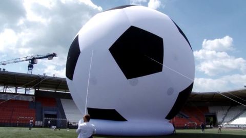 Chelyabinskda 7 qavatli uy balandligidagi koptok shishirildi (video)