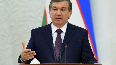 Shavkat Mirziyoyev to‘y kortejini to‘xtatib, kelin-kuyovni taksiga o‘tqazib yuborgan Yoshlar ittifoqi raisini keskin tanqid qildi