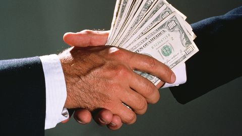 Самарқандда нафақа тайинлашда 3 йил стаж қўшиб бериш эвазига 200 доллар сўраган шахс жиноят устида қўлга олинди