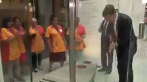 Видео: Қаҳвани тўкиб юборган Нидерландия бош вазири фаррошлар қарсаги остида уни ўзи тозалади