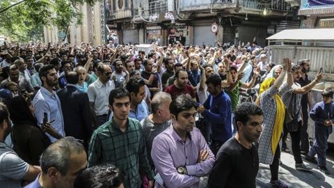 Tehron politsiyasi mahalliy savdogarlarning norozilik namoyishini tarqatib yubordi