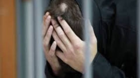 Самарқандда босқинчилар аёлнинг уйига ошиб кириб, пул ва қимматбаҳо буюмлар талаб қилди. Улардан бири коллеж ўқувчиси бўлиб чиқди