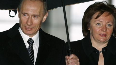 Vladimir Putinning sobiq xotini ajralishdan keyin qanday pul ishlab, uni qanday sarflamoqda?