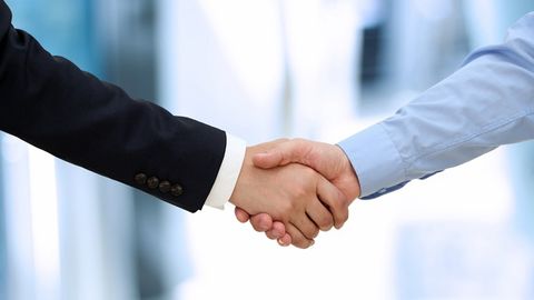 Қарзи бор киши закотини қандай адо қилади?