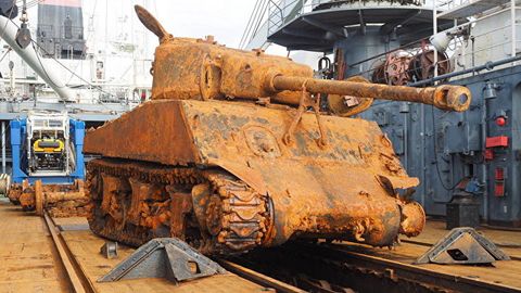 Ikkinchi jahon urushi davridagi Amerikaning oltinchi “Sherman” tanki dengiz tubidan chiqarib olindi