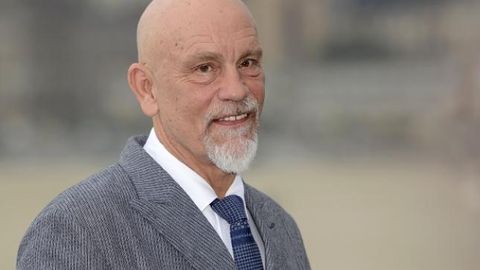 Jon Malkovich “Yosh ota” filmining davomida bosh rollardan birini ijro etadi