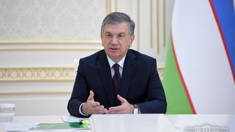 Шавкат Мирзиёев педагогларнинг ойлик маошини, жамиятдаги мавқеини ошириш бўйича топшириқлар берди