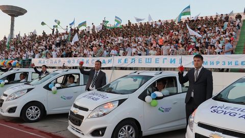Qoraqalpog‘istonda Yoshlar ittifoqining 7 ta tuman Kengashi raislariga xizmat avtomobili topshirildi