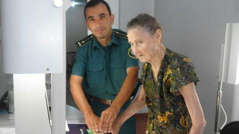Qutqaruv xizmatiga qo‘ng‘iroq qilgan toshkentlik 87 yashar ayol biometrik pasportga ega bo‘ldi