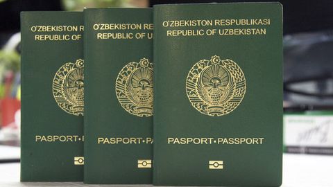 Nukusda muayyan yashash joyi bo‘lmagan 15 kishiga biometrik pasport topshirildi