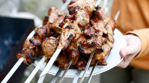 Jizzaxda mast erkak kabob sixi bilan o‘ldirildi