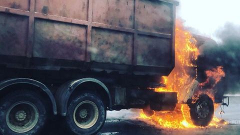 Chimyonda “KamAZ” soyga tushib ketdi. Haydovchi halok bo‘ldi
