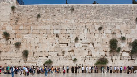 Исроилда Йиғи деворидан 100 килограммлик тош ўпирилиб тушиб, ташрифчиларнинг ёнгинасига қулади (видео)